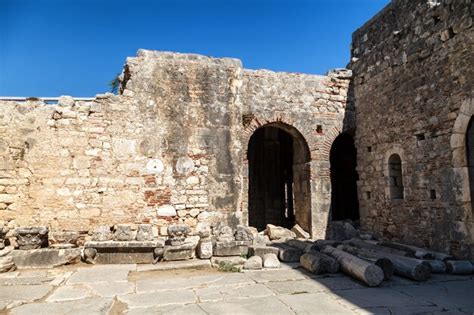 A Antiga Igreja de São Nicolau em Demre: Um Tesouro Escondido da História Bizantina!