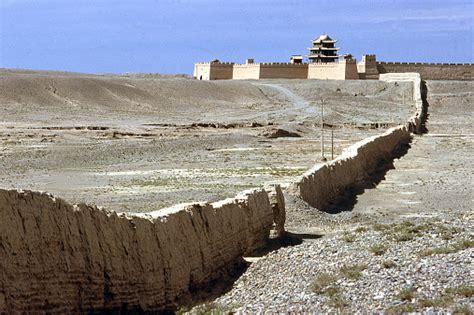  A Muralha de Jiayuguan: Uma Sentinela Histórica Contra o Deserto!