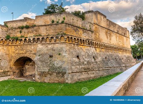 O Castelo Svevo, Uma Fortaleza Medieval Que Suspira Histórias de Amor e Guerra em Trani!