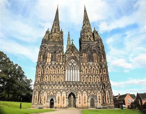 A Catedral de Lichfield: Um Tesouro Medieval Brilhante em um Canto Histórico da Inglaterra!