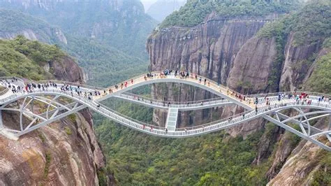 A Mesmerizante Ponte de Yibu: Uma Maravilha Arquittétonica Conectando Tradições e Beleza Natural!