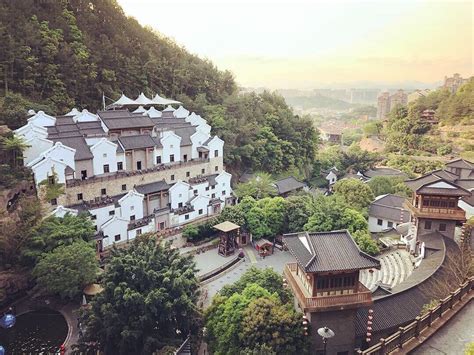 O Santuário de Meizhou Hakka: Uma Jornada Espiritual Através da História e Arquitetura Tradicional!